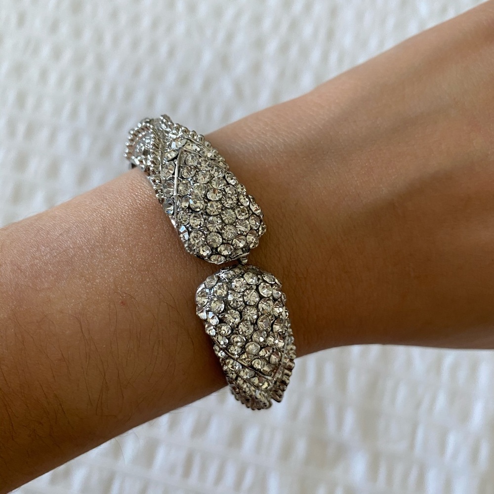 Clasp Fashion Bracelet. Silver.